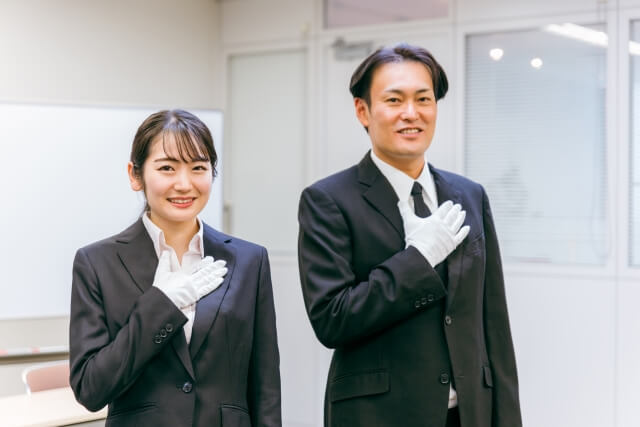 手を胸に当てる二人の買取業者