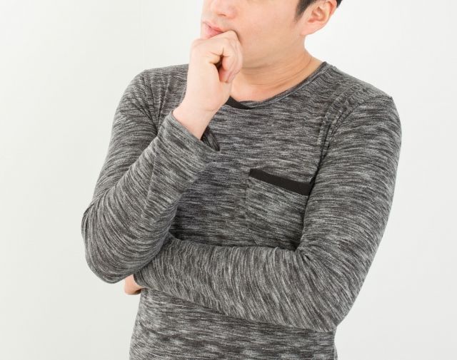 買取価格について考える男性
